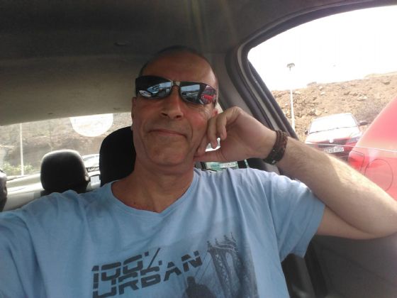 Santi, Hombre de Santa Cruz de Tenerife buscando una cita ciegas