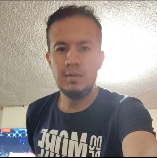 Carlos buscando una cita ciegas en Quito Carlos, Hombre de Quito buscando una cita ciegas