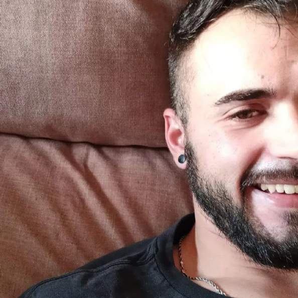 Fabio buscando una cita ciegas en Granada Fabio, Hombre de Granada buscando una cita ciegas