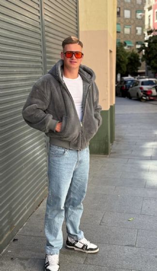 Juan buscando una cita ciegas en Granada Juan, Hombre de Granada buscando una cita ciegas