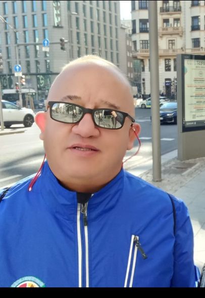 Eduardo buscando una cita ciegas en Santiago Eduardo, Hombre de Santiago buscando una cita ciegas